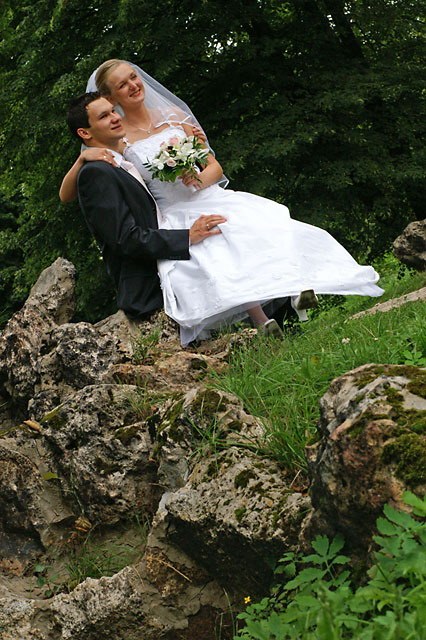 Para młoda wśród przyrody podczas sesji ślubnej