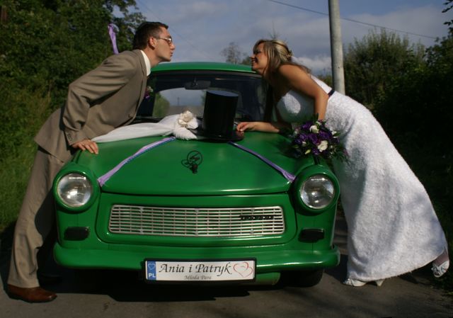 "Młoda para" na rejestracji. Fotografia ślubna z wykorzystaniem starego samochodu