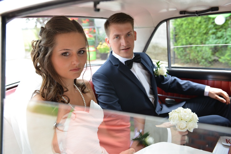 Młodzi w samochodzie w drodze na uroczystość ślubną