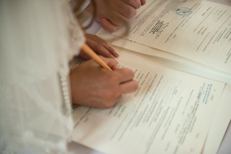 Podpisywanie dokumentów ślubnych przez panią młodą