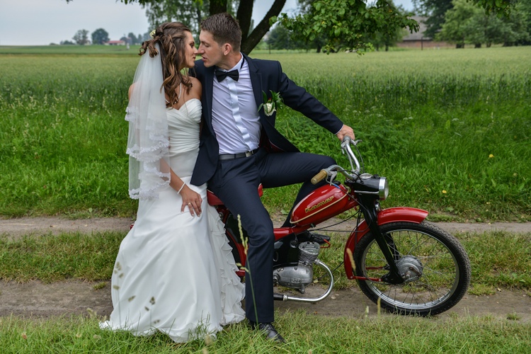 Plener ślubny: pocałunek na starym motorze