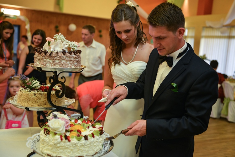 Para młoda dzieli tort weselny