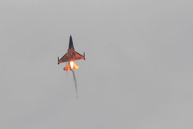 F-16 fighter with flare