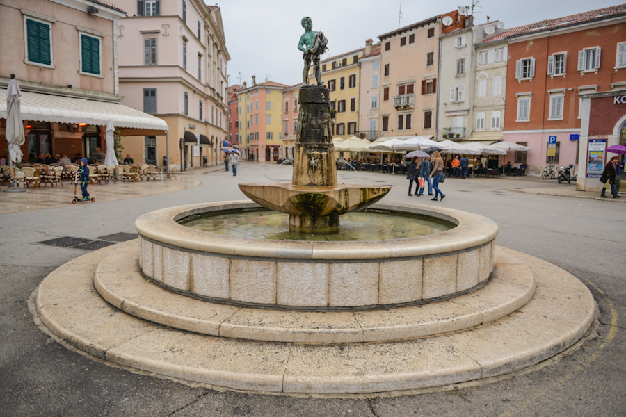 Chorwacja / Croatia, Rovinj, fontanna / fountain