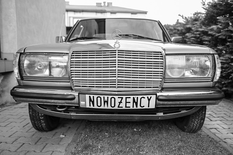 Samochód z tablicą rejestracyjną z napisem nowożeńcy, fotografia ślubna Bielsko-Biała
