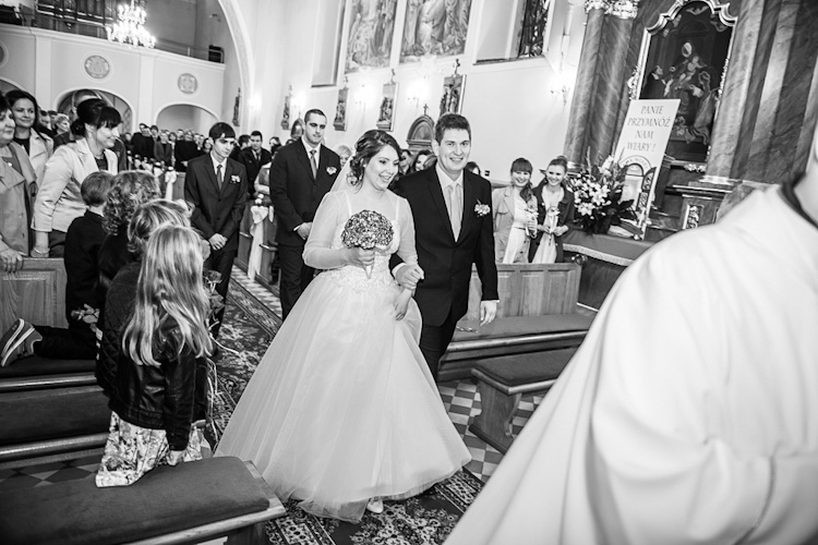 Para młoda w kościele przed ceremonią ślubną. Fotograf ze Śląska. Just married in the church