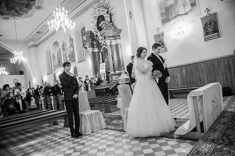 Para młoda w kościele przed ceremonią ślubną. Fotograf ze Śląska. Young couple in the church before wedding. Photographer silesia
