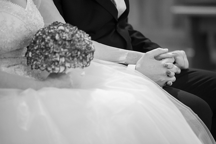 Para młoda w kościele przed ceremonią ślubną. Ręce. Fotograf ze Śląska. Young couple in the church before wedding. Hands