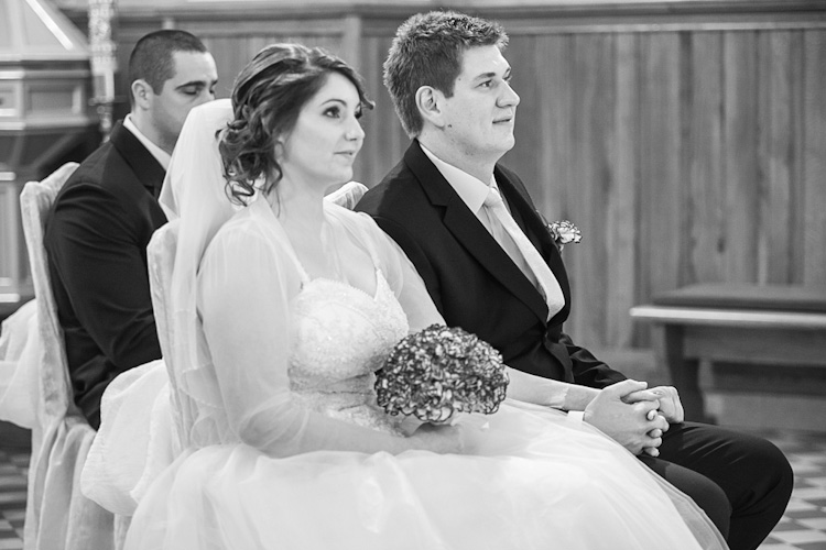 Para młoda w kościele przed ceremonią ślubną. Fotograf ze Śląska. Young couple in the church before wedding