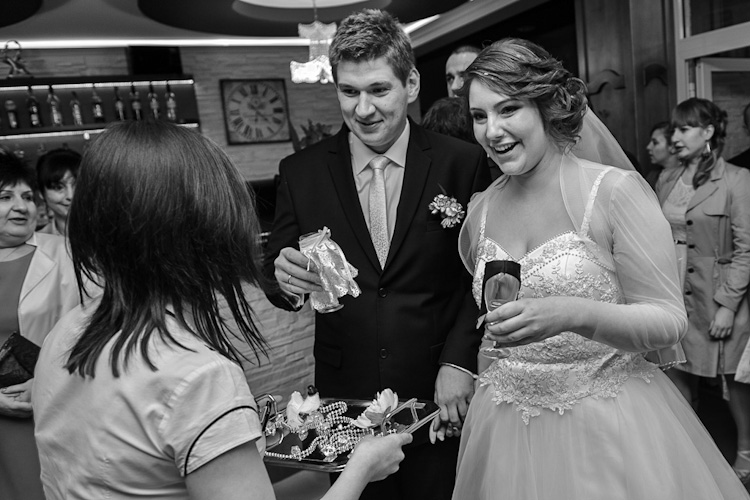 Kieliszki szampana odbierany na weselu przez parę młodą