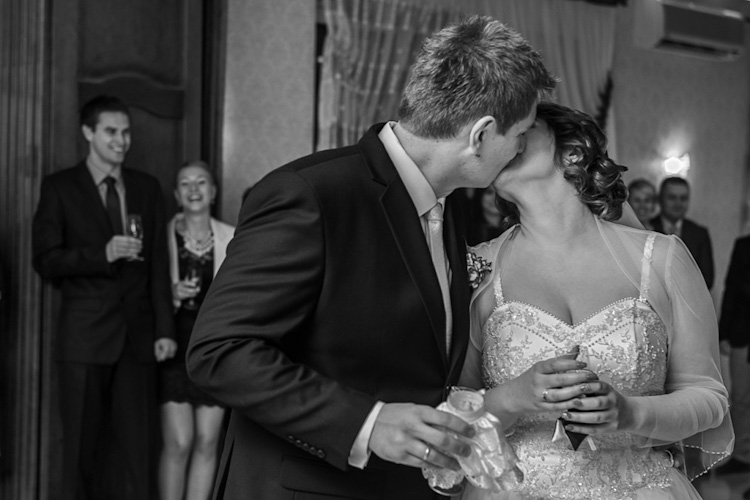 Pocałunek pary młodej podczas wesela/ślubu