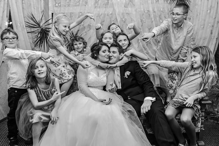 Fotografia ślubna. Para młoda w otoczeniu dzieci na swoim weselu