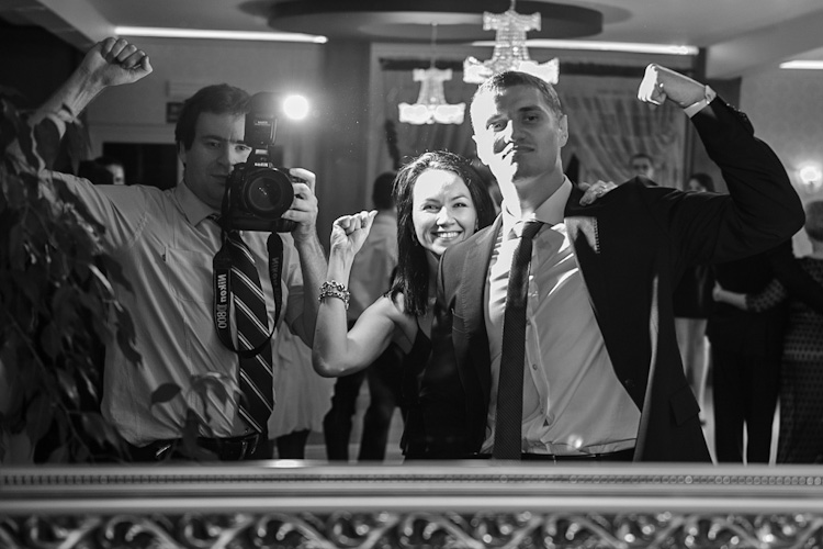 Fotograf z gośćmi na weselu, ślub Kasi i Maćka