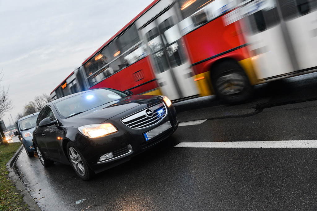 Nieoznakowany radiowóz Opel Insignia po zatrzymaniu samochodu
