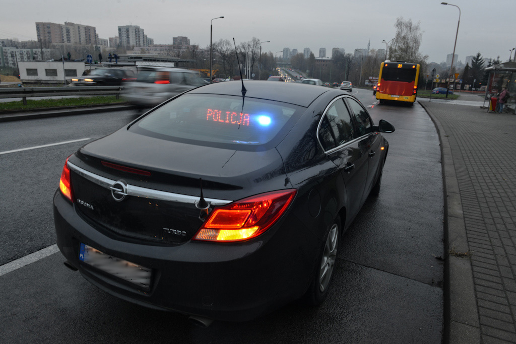 Nieoznakowany policyjny Opel Insignia z włączonym komunikatem