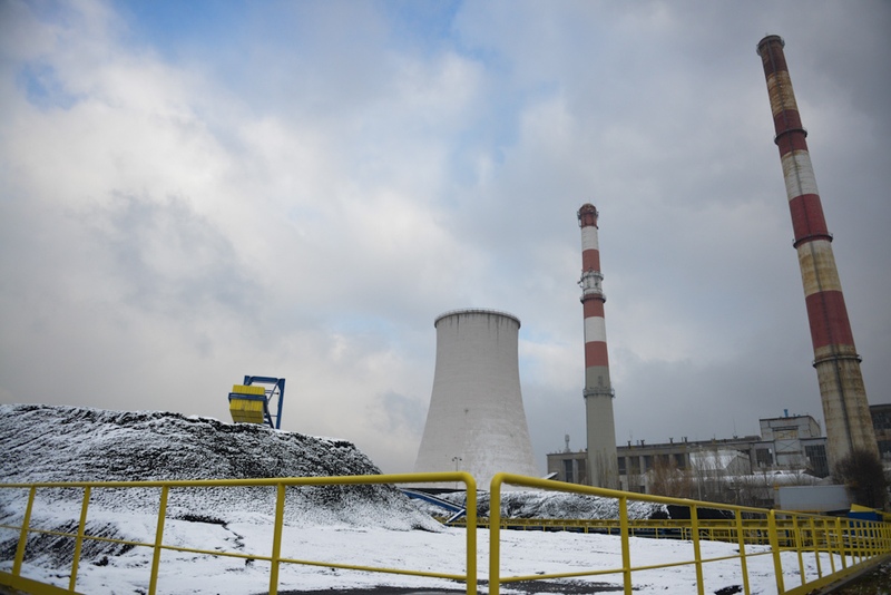 Hałda węgla na tle starych kominów bielskiej elektrowni