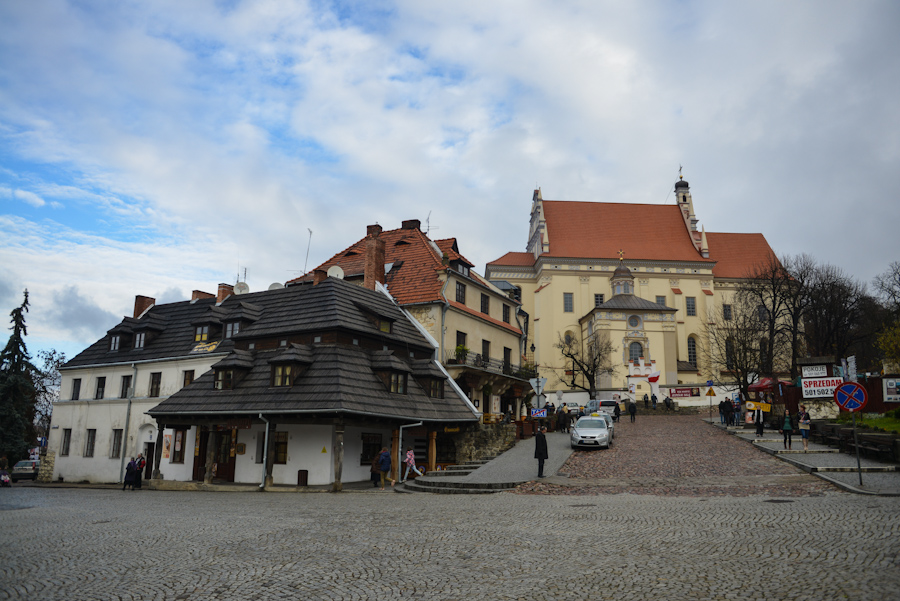 Kazimierz Dolny nad Wisłą, Rynek, widok na kościół farny św. Jana Chrzciciela i św. Bartłomieja