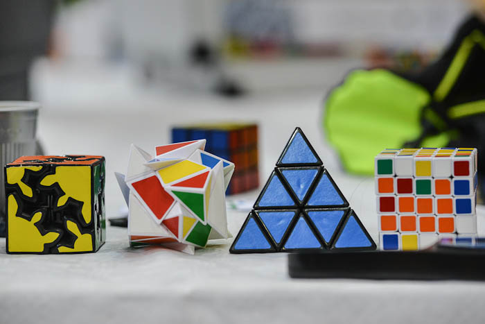Różne mutacje kostek Rubika