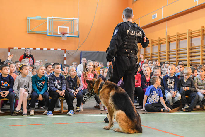 Wizyta policjantów z psem tropiącym w szkole