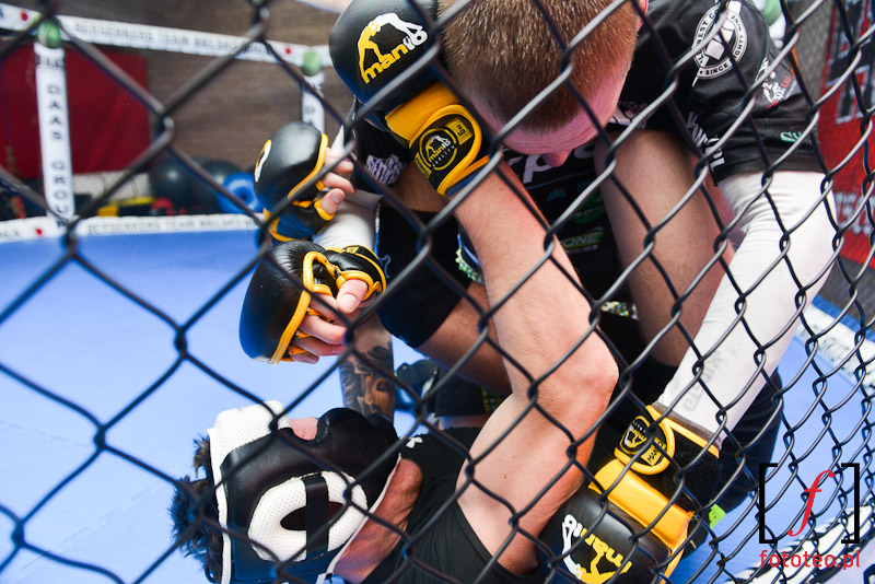 Walka w parterze MMA