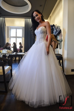 Modelka w sukni ślubnej Bielsko