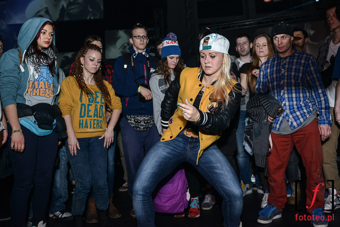 Taniec podczas koncertu hip-hop