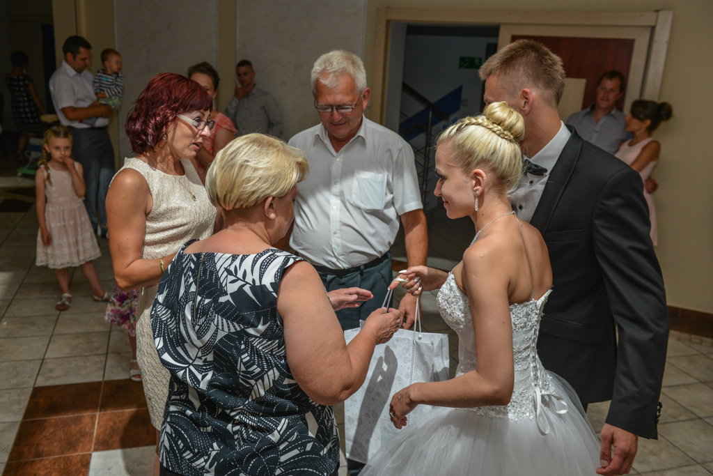Para młoda i rodzice na sali ślubnej w Janowicach koło Bielska