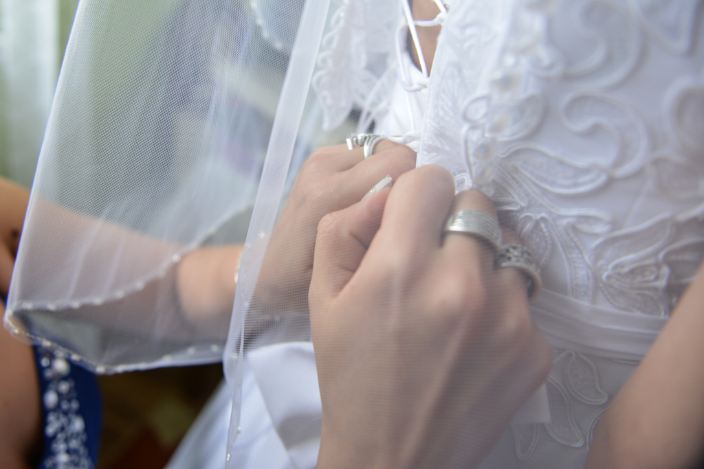 Zakładanie sukni ślubnej, fotografia Bielsko