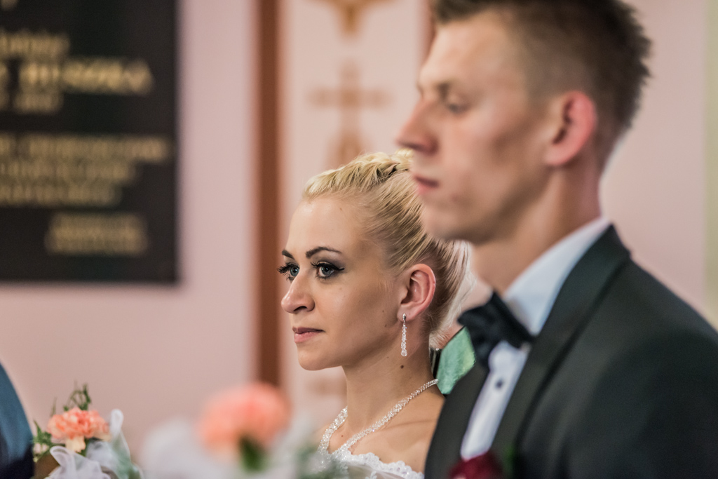 Para młoda przed ołtarzem podczas ślubu w Bielsku-Białej, fotograf