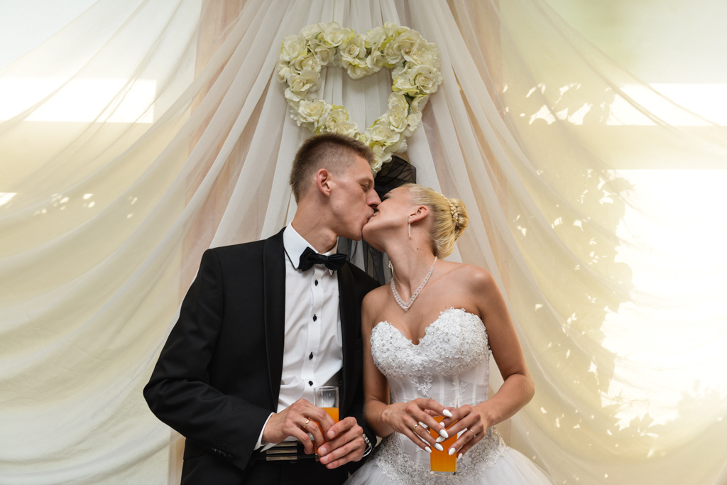 Pocałunek pary młodej podczas ich ślubu. Bielsko-Biała, Janowice, Czechowice-Dziedzice