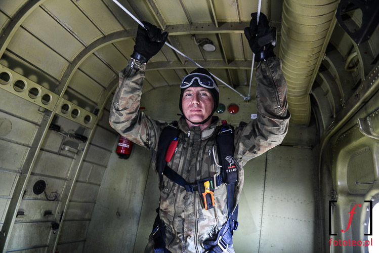 Wojskowy instruktor spadochroniarstwa w samolocie