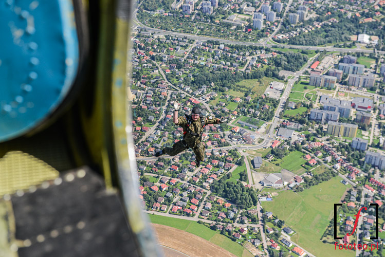Skok spadochronowy nad Bielskiem. fotograf lotniczy