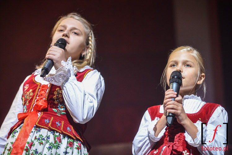 Dzieci spiewaja koledy podczas koncertu Golec uOrkiestra