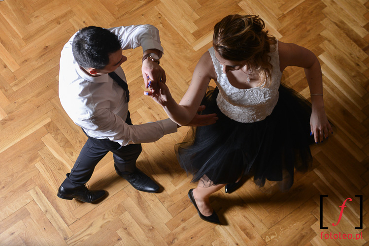 Tance na sali weselnej w Brzusniku