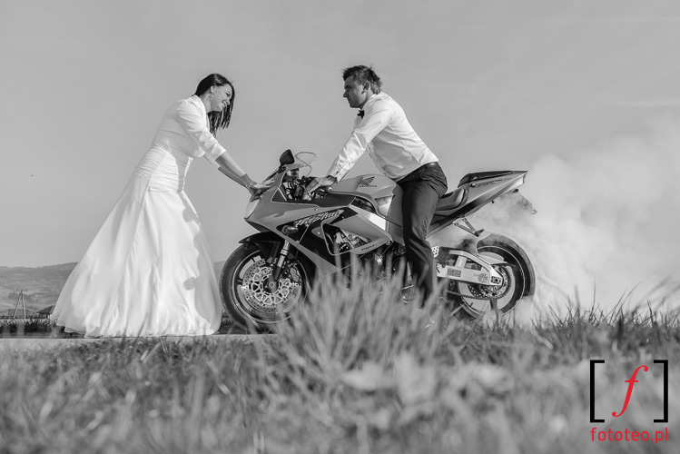 Plener ślubny z motocyklem