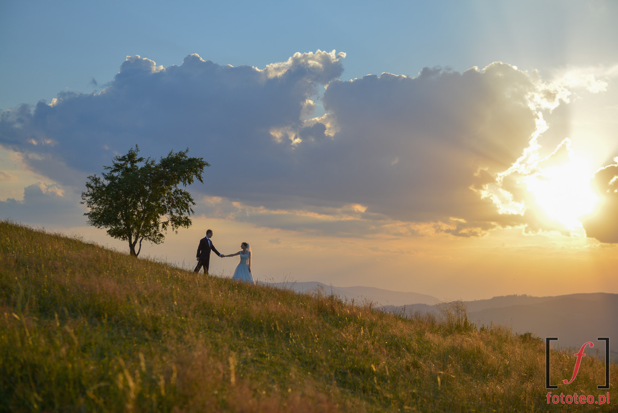 Ślubna sesja Koniaków podczas zachodu słońca