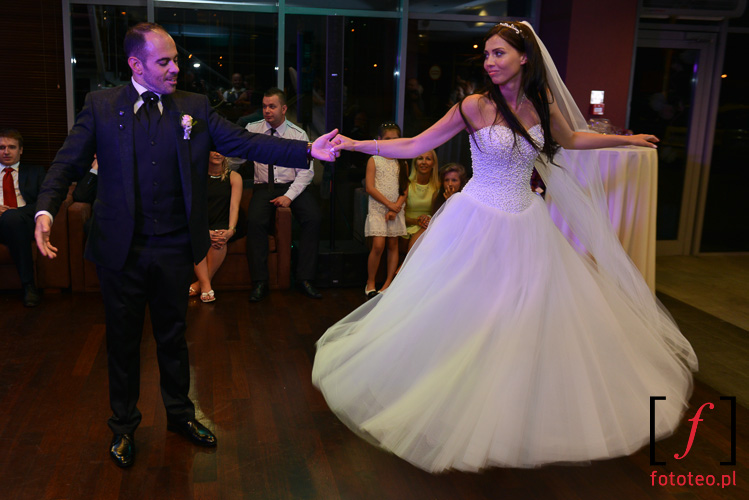 Para mloda tanczy podczas wesela
