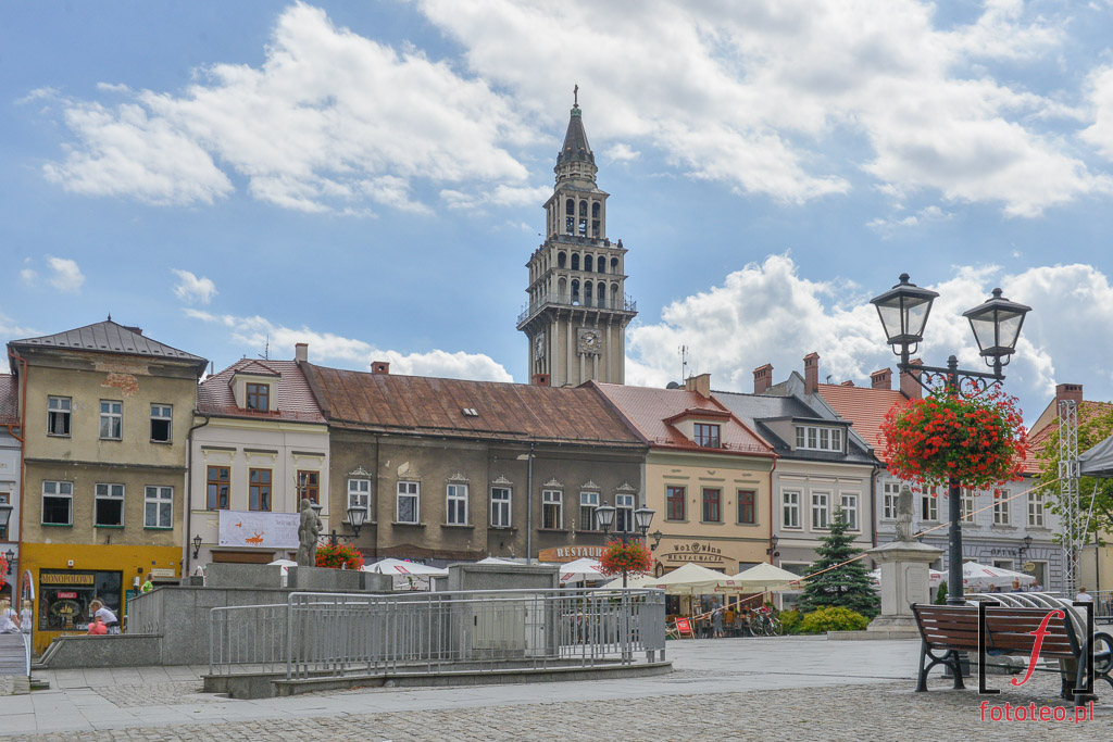 Rynek w Bielsku-Białej z katedrą św. Mikołaja w tle. Fotografia Bielsko