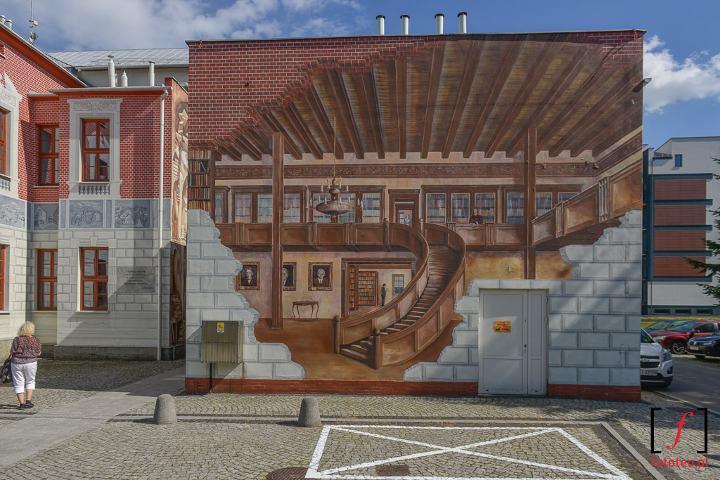 Ściana biblioteki w Ustroniu