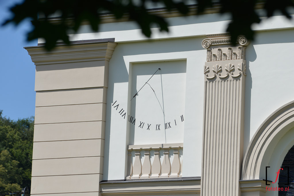 Zegar słoneczny na kościele ewangelicko-augsburskim w centrum Wisły