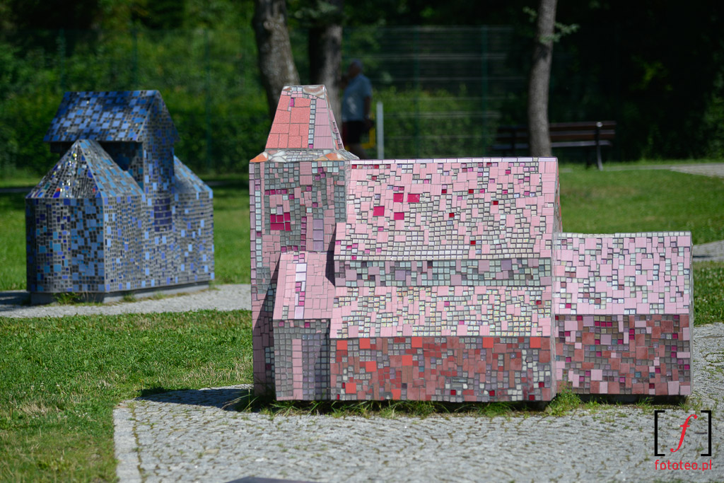 Miniaturki zamków z kolorowej mozaiki na bulwarze księżycowym w Wiśle