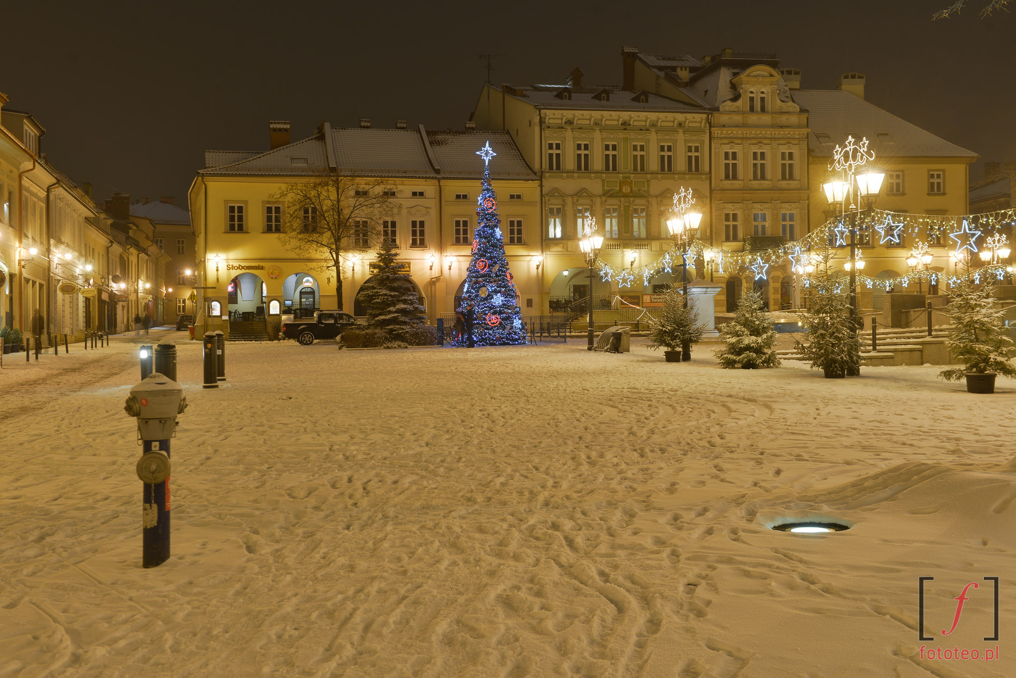 Fotografia Rynku w Bielsku-Białej zimą w nocy