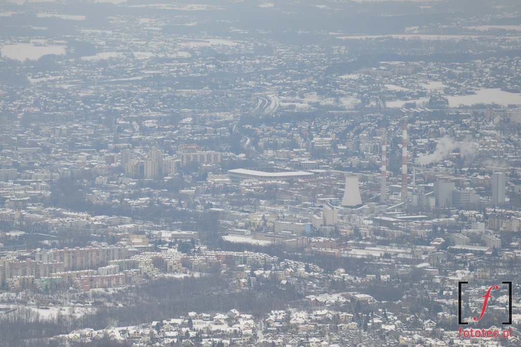 Widok na zimowe Bielsko z wieży widokowej na Szyndzielni
