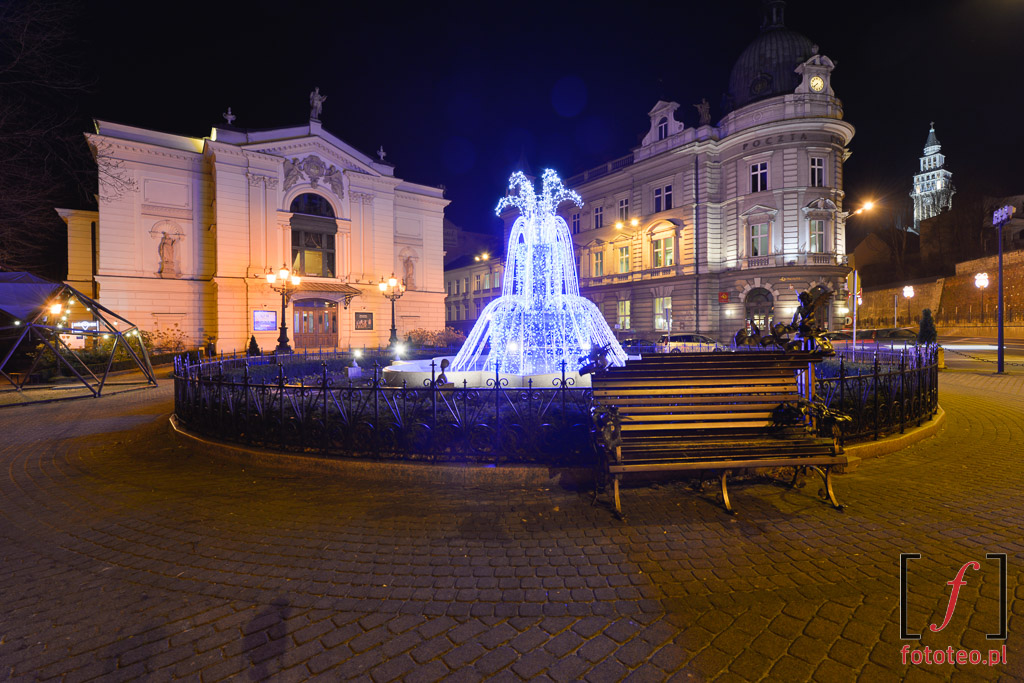 Plac przed Teatrem Polskim i Pocztą.