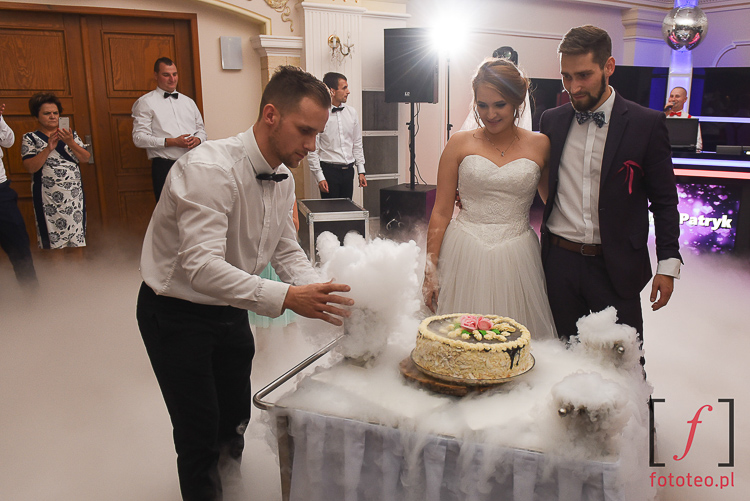 Krojenie tortu na weselu